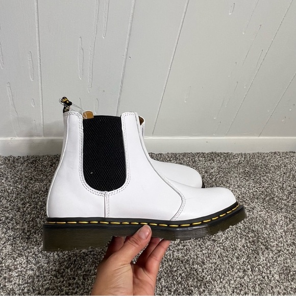 Dr Martens 2976 YELLOW STITCH SMOOTH LEATHER CHELSEA BOOTS 10 NWOT - Picture 2 of 6